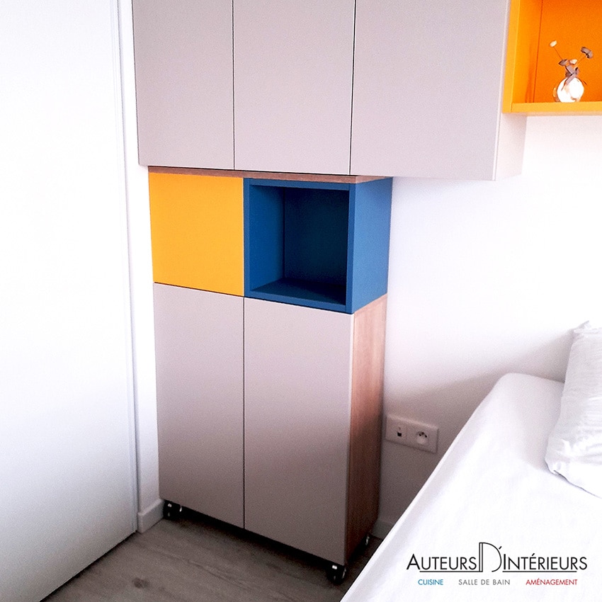 Aménagement chambre - gris perle, bleu cobalt et jaune curry