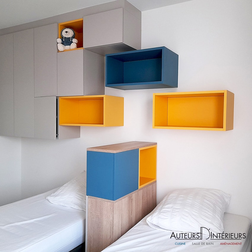 Aménagement chambre - gris perle, bleu cobalt et jaune curry
