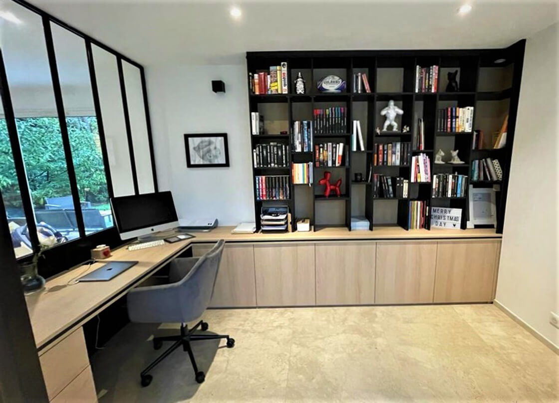 Aménagement bureau avec bibliothèque et verrière – chêne et noir - PORTÉA