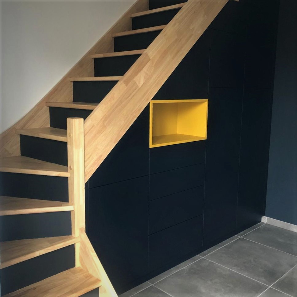 Entrée sous escalier Fenix® noir et niche jaune curry