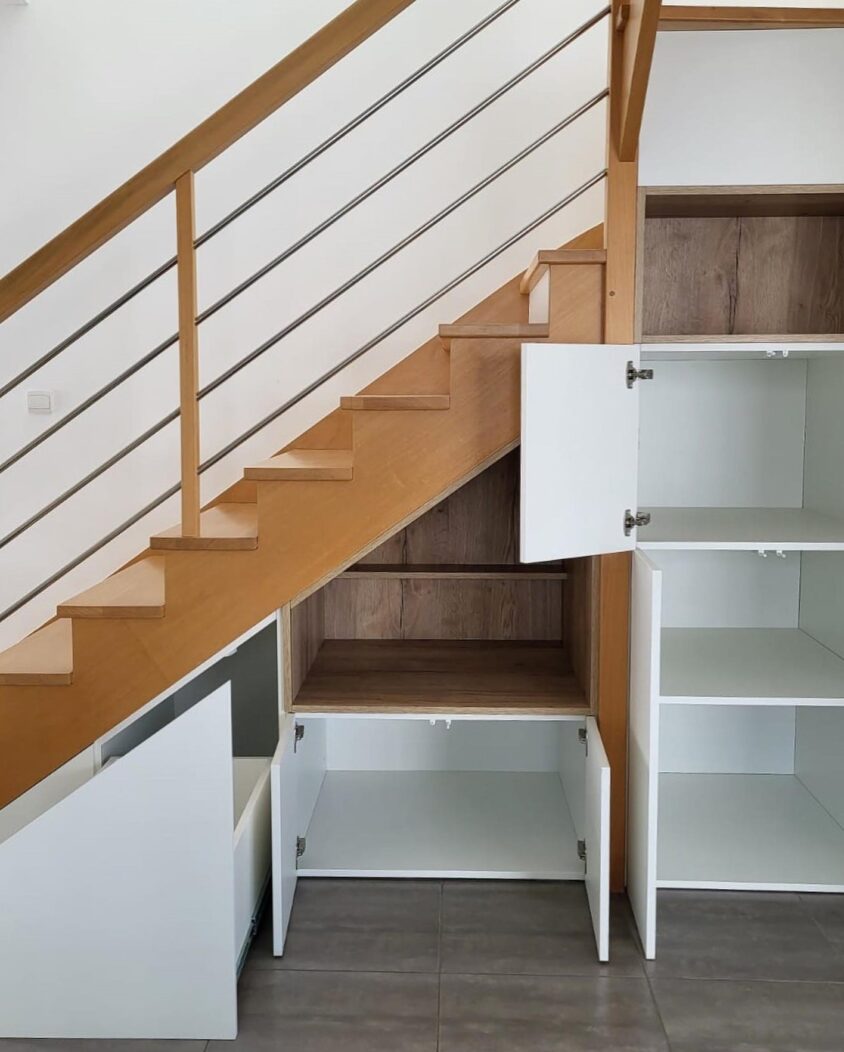 Rangement sous escalier : pourquoi c'est une bonne idée ! - Portéa